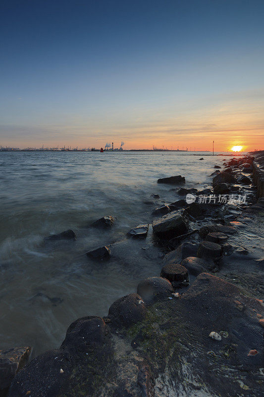 neuwe Waterweg河沿岸多变的海景